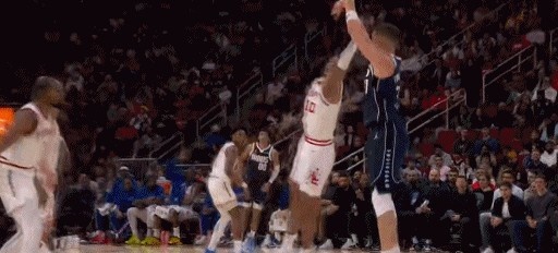 来就是成串！克莱外线连中两记三分球帮助球队追分